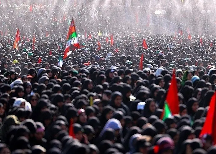 بازتاب مراسم اقامه نماز بر پیکر رهبر شهید انقلاب در آسوشیتدپرس
