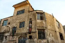 ۹۰ درصد سراهای بازار تهران فرسوده‌اند و شهرداری بازسازی را ممنوع کرده است | انبارهای خطرناک در قلب بازار تهران