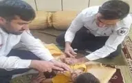 نجات معجزه‌آسای کودک ۵ ساله در نیشابور | فرشته نجات با لباس فرم نجات کودک ۵ ساله توسط پرسنل حفاظت 