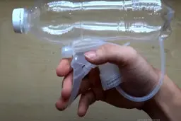 با دو قلم وسیله که توی همه خونه ها پیدا میشه تفتگ آبپاش بساز! | نحوه ساخت تفنگ آبپاش خانگی +ویدئو