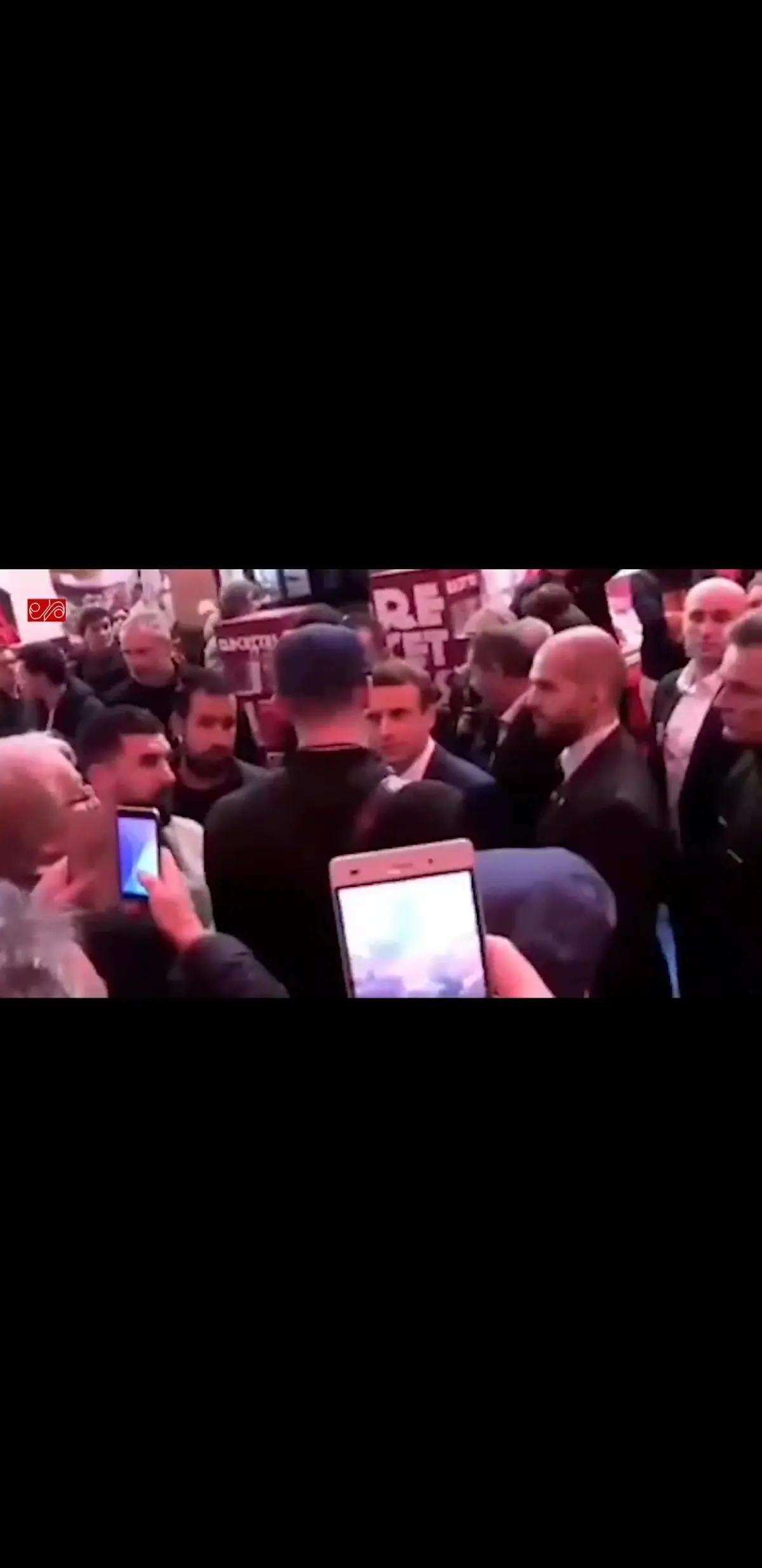 پرتاب تخم مرغ به سر مکرون توسط معترضین لبنانی در لبنان! + ویدئو