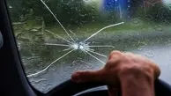  عابر ناشناسی که اقدام به شکستن شیشه جلو خودروها می‌کند!+ویدئو 