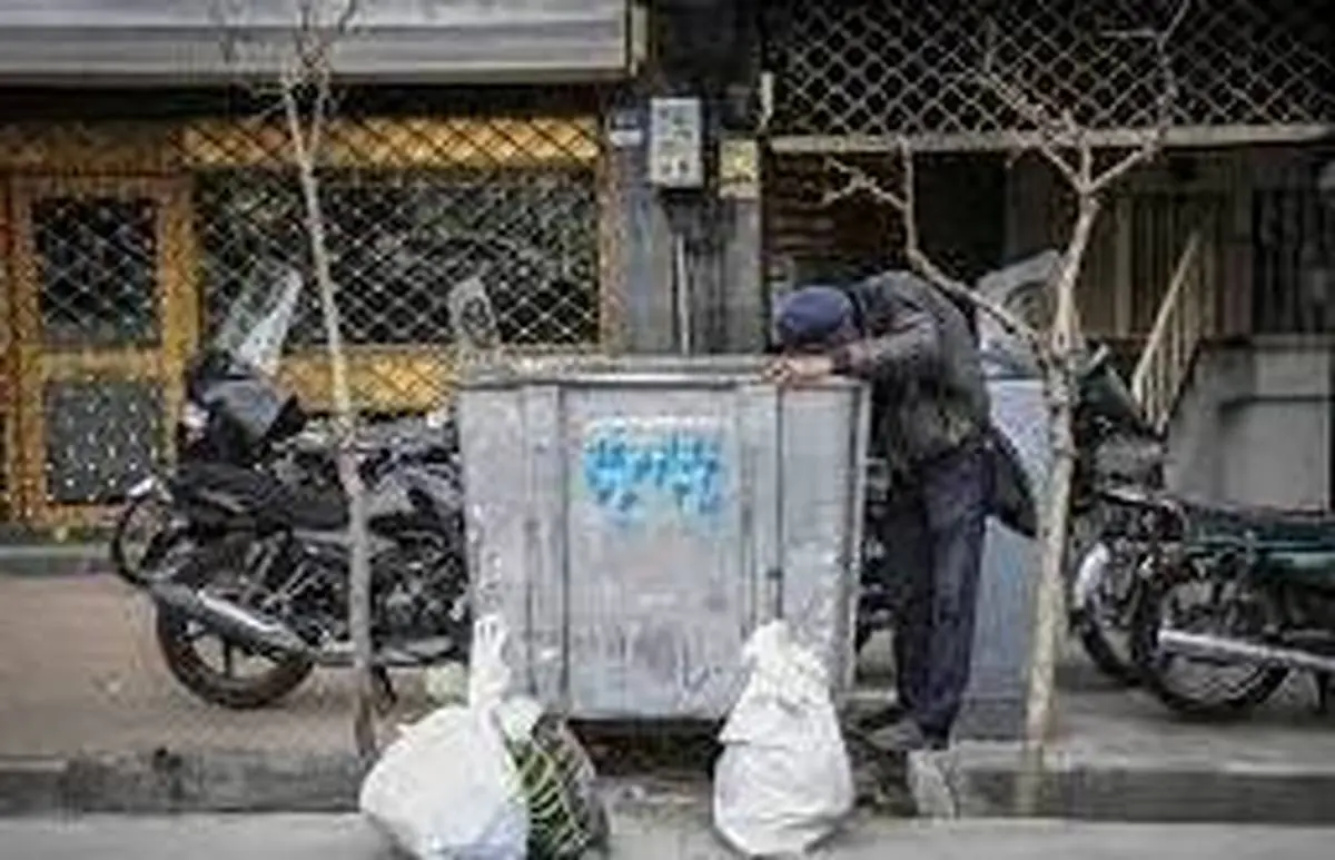 چه بر سر این مردم آمده است؛ معلول زباله‌گرد؟!| تصویری اسفبار از یک معلول زباله‌گرد؛ ببینید و غم بخورید