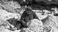 زنانی که  بالای کوه نمکی دنبال یک تکه نان اند+ (عکس)