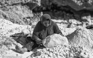 زنانی که  بالای کوه نمکی دنبال یک تکه نان اند+ (عکس)