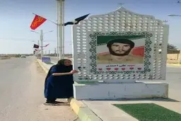مادر شهید که هر روز قاب عکس فرزندش در خیابان را تمیز می‎کند