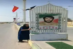 مادر شهید که هر روز قاب عکس فرزندش در خیابان را تمیز می‎کند