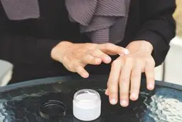 راهنمای مراقبت از پوست در هوای سرد | راهکار ساده برای مراقبت از پوست خشک | آلودگی هوا چگونه باعث آسیب به پوست می‌شود؟