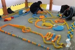 رکورد درست کردن دومینو با جعبه در مدرسه‌ای شکسته شد 