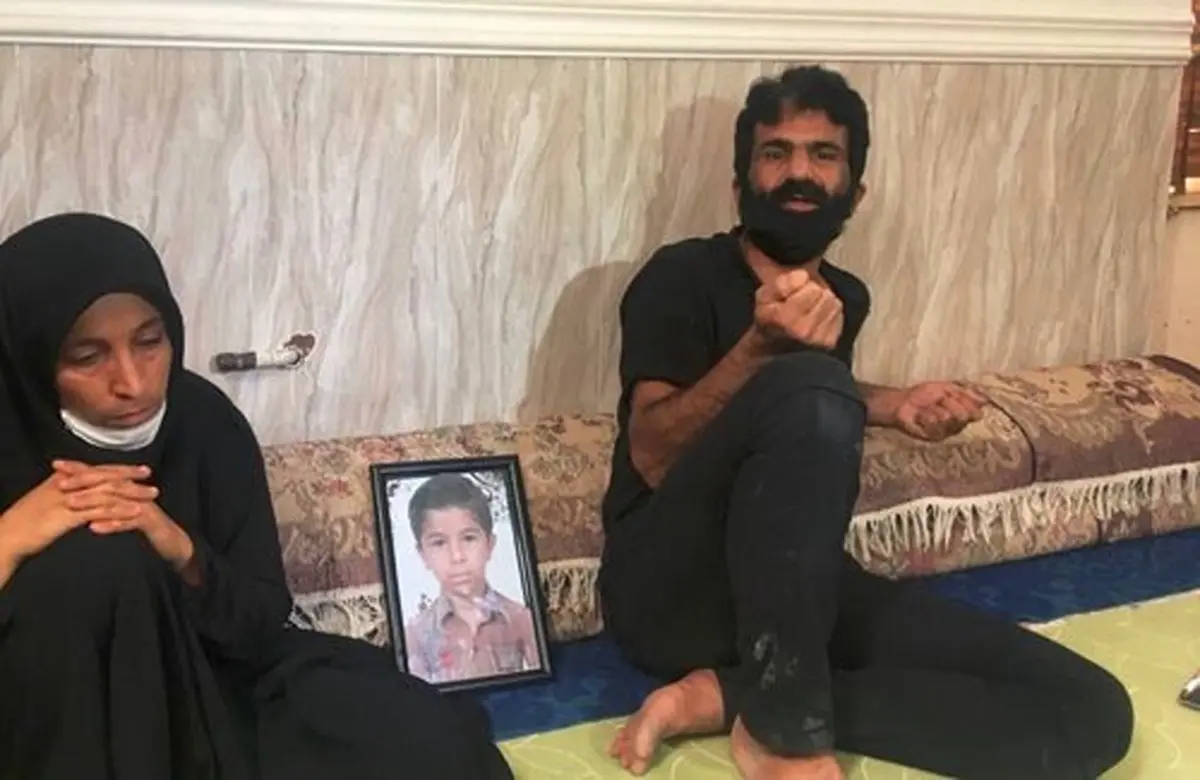 پدرِ دانش‌آموز ۱۱ ساله بوشهری: مدرسه گوشی یا تبلتی به ما نداد | قول داده بودم خودم برایش گوشی بخرم | نمی‌دانیم انگیزه خودکشی چه بوده