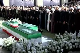 تصاویری از لحظات خروج پیکر رهبر شهید انقلاب پس از اقامه نماز+ فیلم