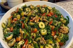 سالاد زیتون؛ یک انتخاب ایده‌آل برای رژیم غذایی | طرز تهیه سالاد زیتون و گردو +ویدئو