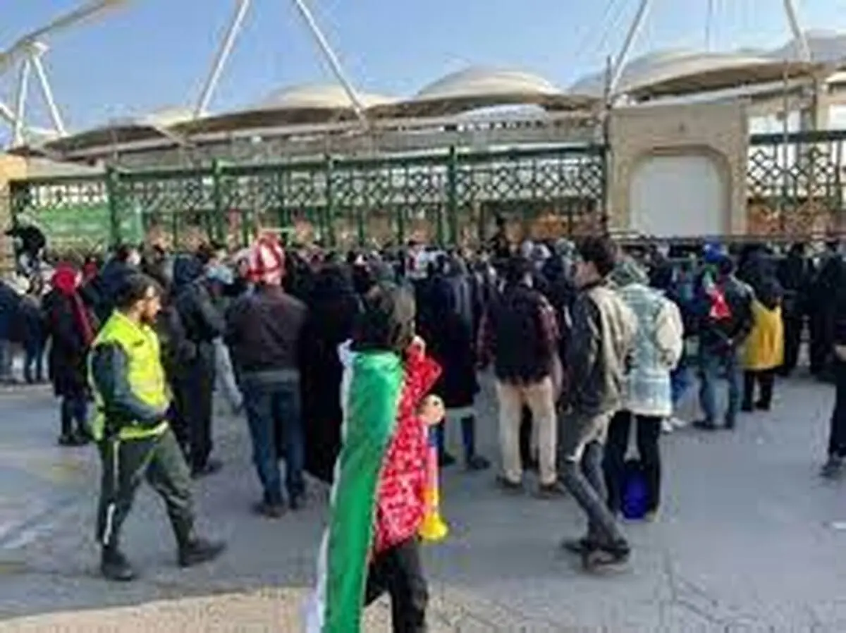 ویدیوی کامل از پاشیدن اسپری فلفل روی صورت زنان در پشت در ورزشگاه