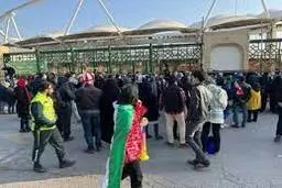 ویدیوی کامل از پاشیدن اسپری فلفل روی صورت زنان در پشت در ورزشگاه