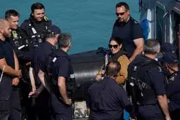 ورود مهاجران ایرانی از "کانال مانش" به بریتانیا +عکس