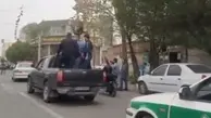 چرخاندن اراذل و اوباش بازداشتی در سطح شهر قزوین توسط نیروی انتظامی+ویدئو 