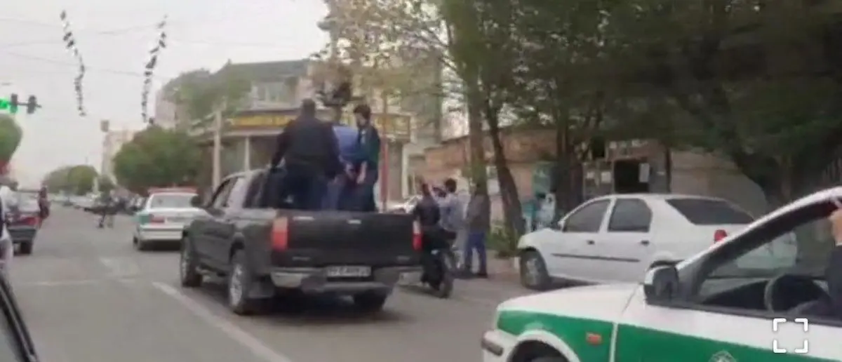 چرخاندن اراذل و اوباش بازداشتی در سطح شهر قزوین توسط نیروی انتظامی+ویدئو 