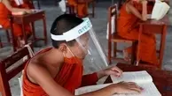 راهبان تازه کار با ماسک و رعایت فاصله اجتماعی در کلاس 