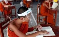 راهبان تازه کار با ماسک و رعایت فاصله اجتماعی در کلاس 
