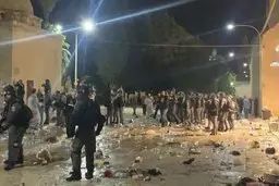 ورود  نمازگزاران به مسجدالاقصی پس از درگیری‌ های شبانه با بیش از ۲۰۰ زخمی