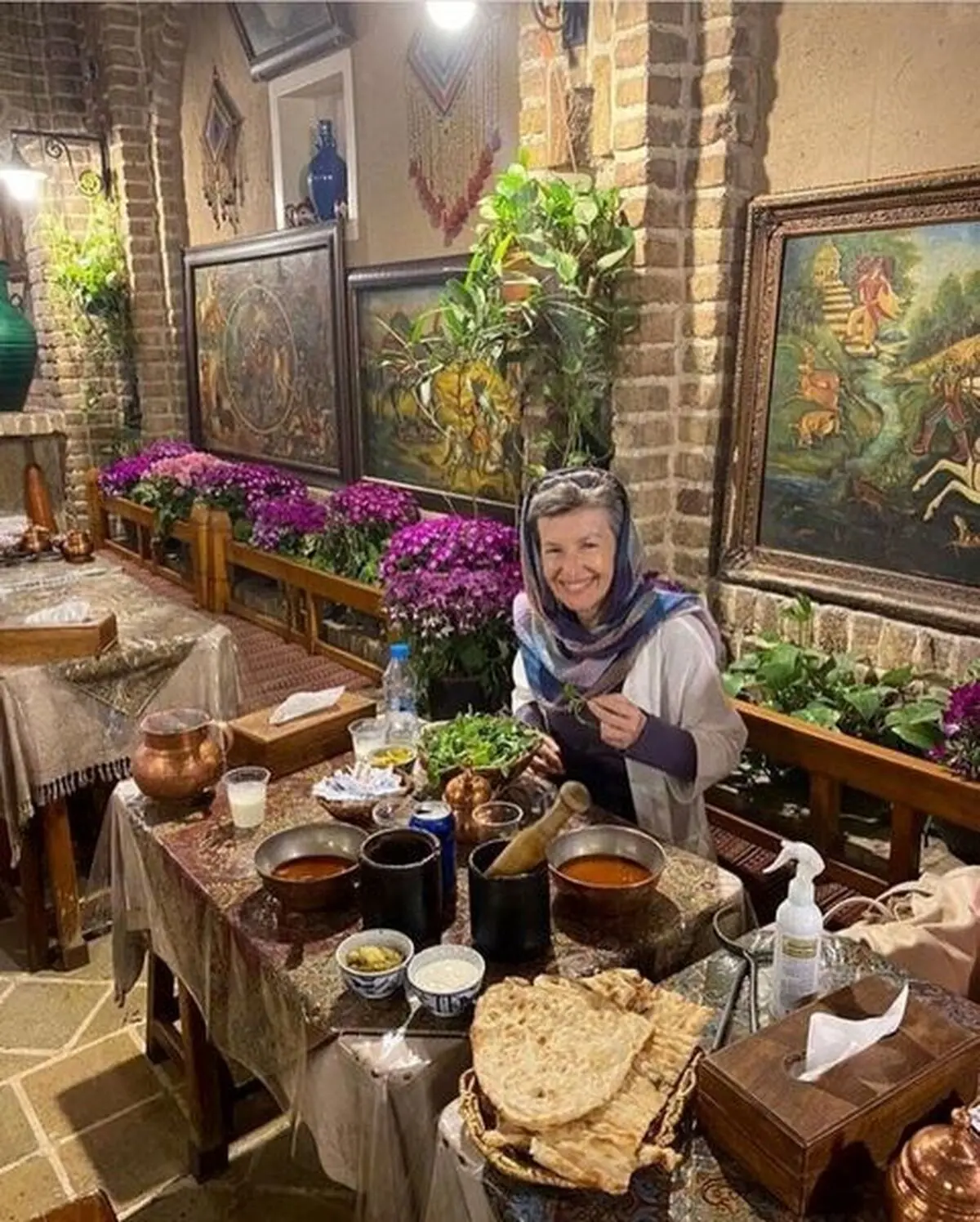 نوروزگردی خانم سفیر در خیابان ولیعصر تهران +تصاویر