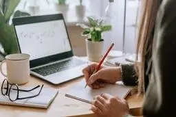 «بنویسیم یا تایپ کنیم؟» | کدام‌یک برای تفکر، خلاقیت و آموزش مفیدتر است؟