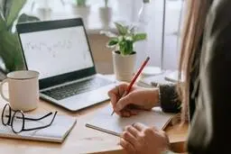 «بنویسیم یا تایپ کنیم؟» | کدام‌یک برای تفکر، خلاقیت و آموزش مفیدتر است؟