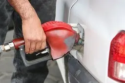 پمپ بنزین‌های بسته تا دقایقی دیگر باز می‌شوند