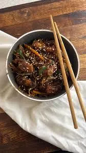 جایگزینی خلاقانه نودل با «ماکارونی رشته‌ای» | طرز تهیه چیکن لومن +ویدئو