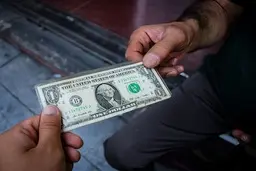 هشدار جدی قوه قضاییه | کارت ملی خود را به دلالان ارزی اجاره ندهید