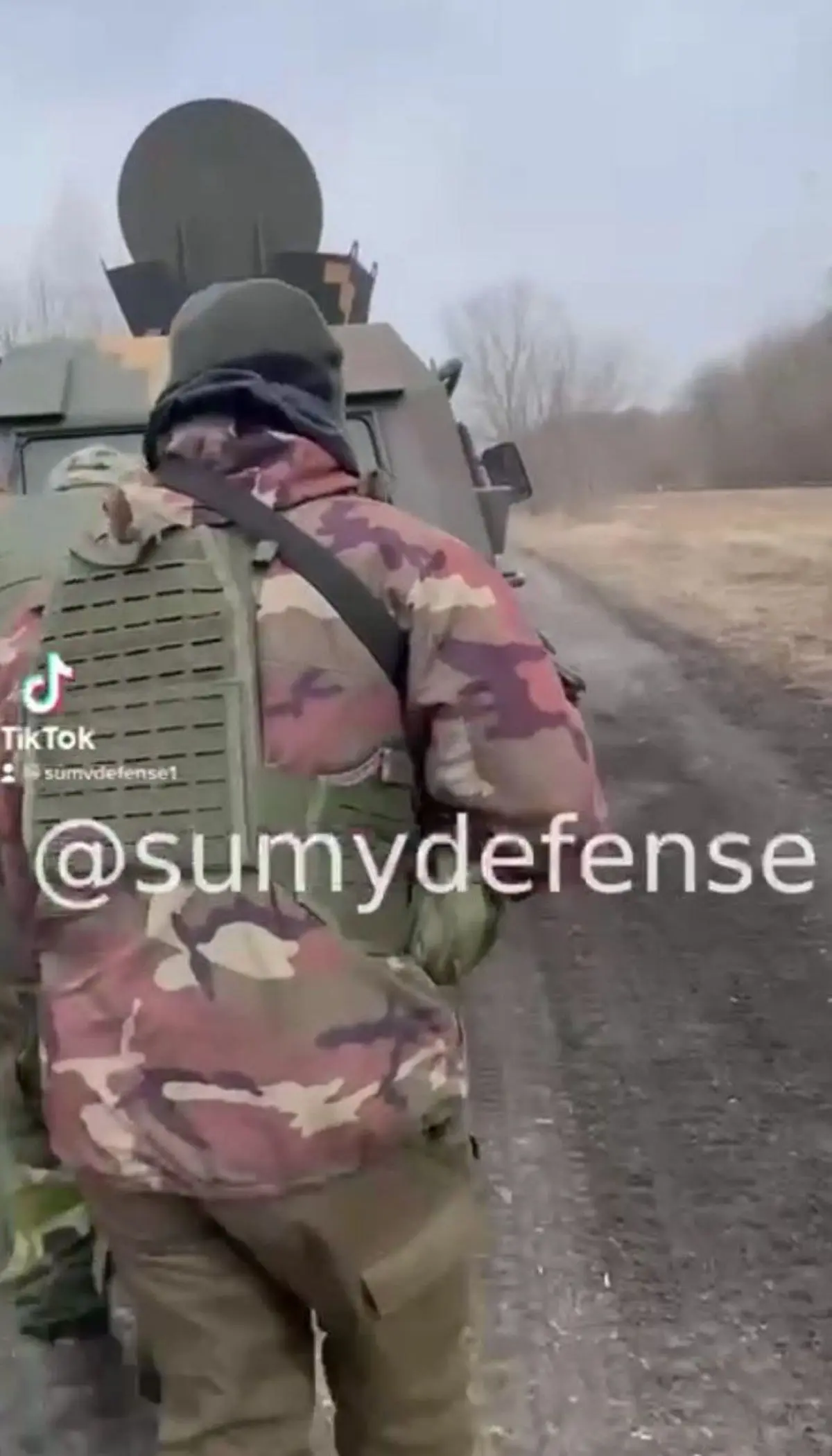 نیروهای اوکراینی یک روستا را از اشغال ارتش روسیه  آزاد و سربازان روسی را اسیر کردند+ویدئو