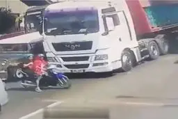 لحظه‌ی وحشتناکی که تریلی یک زن موتورسوار را زیر گرفت+ویدئو
