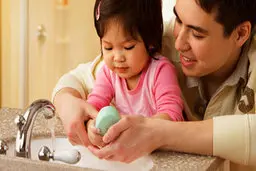 شستن دست‌ها به کودکان| نکات مهم درباره آموزش شستن دست‌ها به کودکان
