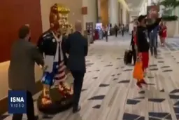 رونمایی از مجسمه طلای ترامپ در کنفرانس سالانه محافظه‌کاران آمریکا + ویدئو