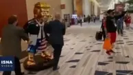 رونمایی از مجسمه طلای ترامپ در کنفرانس سالانه محافظه‌کاران آمریکا + ویدئو