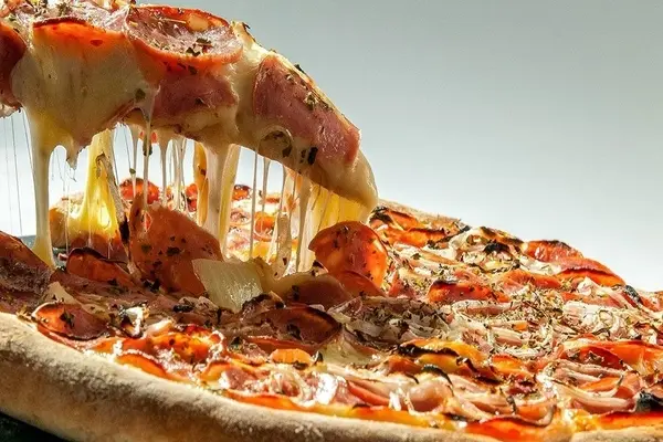 طعم جدیدی از پیتزا آلفردو و تاپینگ‌های دلچسب | طرز تهیه پیتزا آلفردو +ویدیو