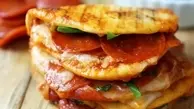 طرز تهیه پنکیک پیتزایی فوری برای عصرانه+ ویدیو 