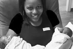 دوقلوهایی که با فاصله ۱۴ روز به دنیا آمدند!+ عکس