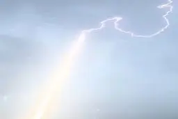 لحظه‌ی برخورد صاعقه به یک موشکِ تازه شلیک شده+ویدئو 