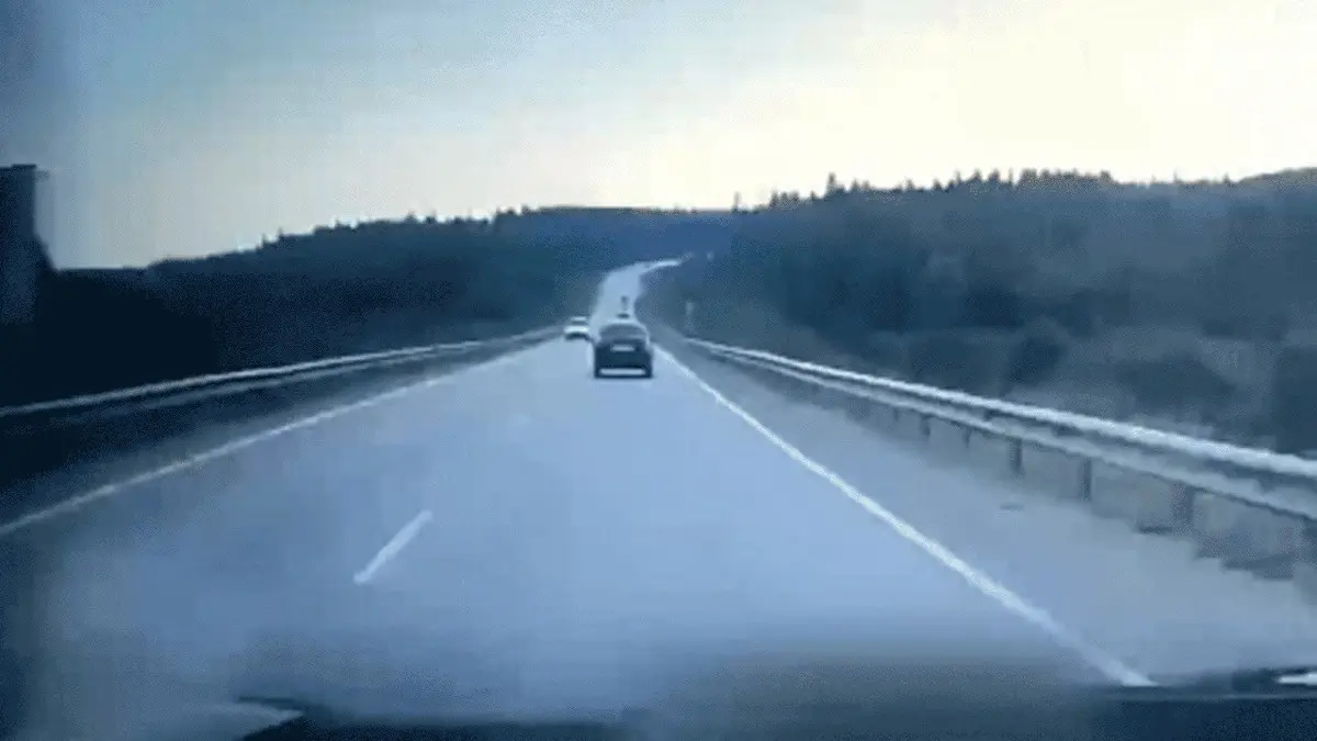لحظه هولناک تصادف شاخ به شاخ دو ماشین با خودروی تریلی + ویدئو