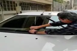شاهکار جدید از خودروسازان وطنی! | باز شدن درب خودرو با برف پاک‌کن، بدون کلید!+ویدئو 