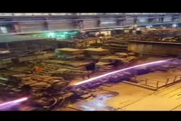 خروج و‌پیچ خوردن تیر آهن از خط تولید ذوب آهن اصفهان+فیلم