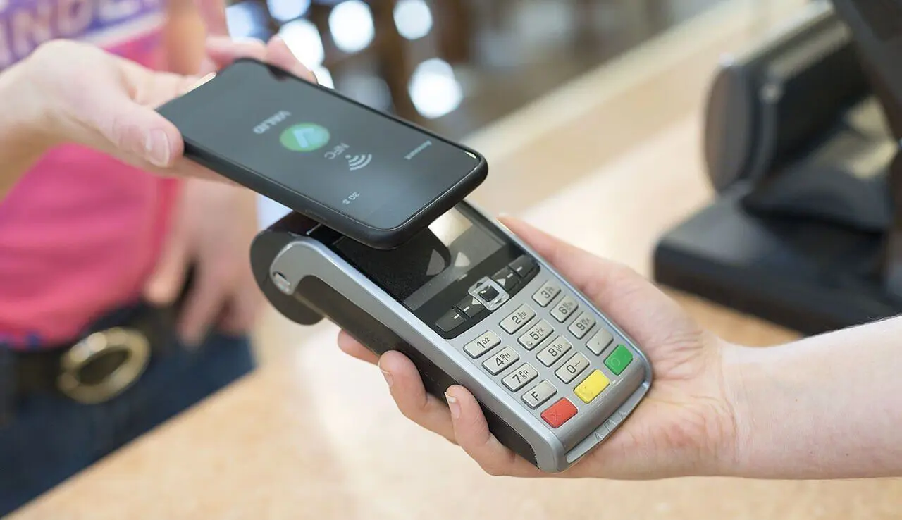 تراکنش بانکی با تلفن همراه بدون نیاز به کارت‌های بانکی  |  اجرای طرح "کهربا" آغاز شد 