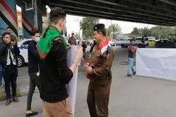 تصاویر| استقبال نیروهای امنیتی از دانشجویان معترض در کربلا با گُل