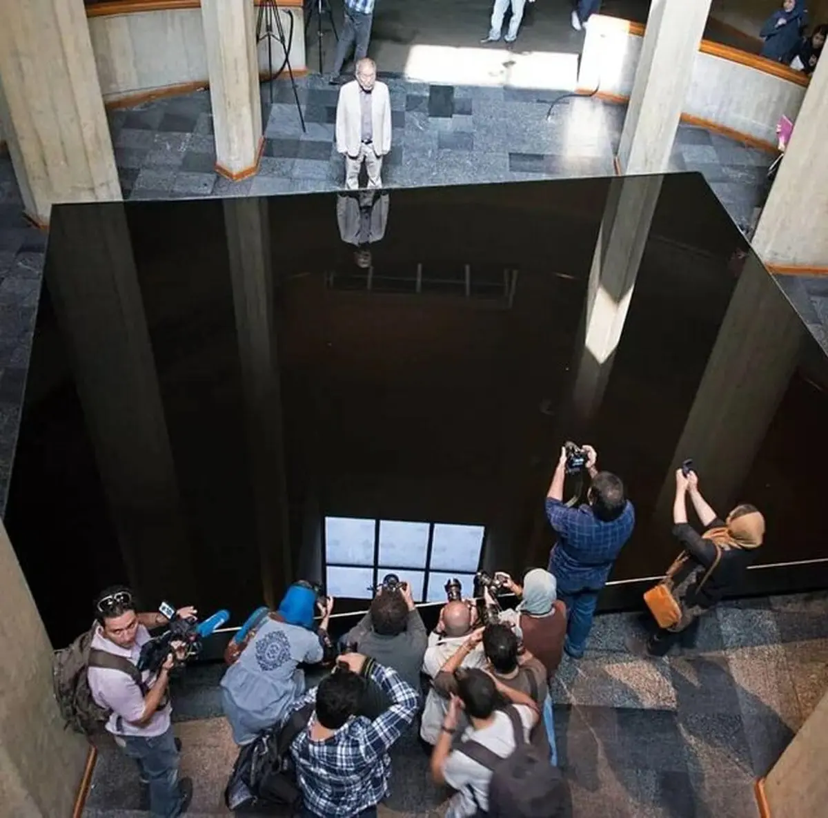 حوض روغن موزه هنر‌های معاصر تهران، اثر ۴۵ ساله هنرمند ژاپنی آسیب دید | واکنش مسئولان موزه: برخورد بدن پرفورمر به روغن، خطای سهوی بود