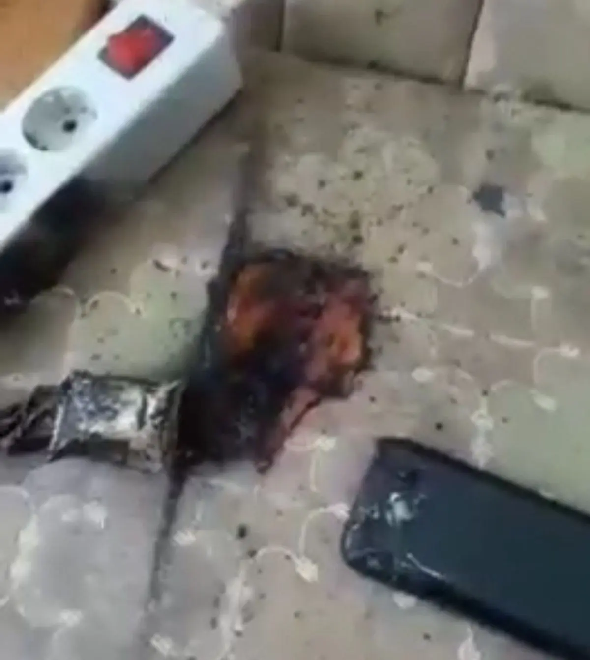 انفجار باتری موبایل به دلیل بیش از اندازه در شارژ بودن+ویدئو 