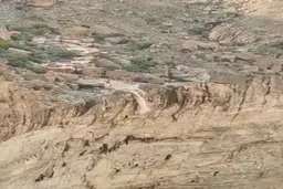 لحظه تماشایی ورود آب به یکی از سرشاخه های هلیل رود جیرفت + ویدئو