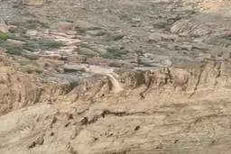 لحظه تماشایی ورود آب به یکی از سرشاخه های هلیل رود جیرفت + ویدئو