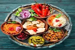 مهم‌ترین ترفندهای ترشی انداختن و روش‌های نگهداری از آن | چیکار کنیم ترشی و شور کپک نزنه!