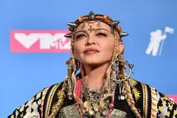 
ادعای جنجالی مدونا  |  واکسن کرونا کشف شده، اما فعلاً از عرضه آن جلوگیری می‌شود "تا پولدارها پولدارتر شوند"
